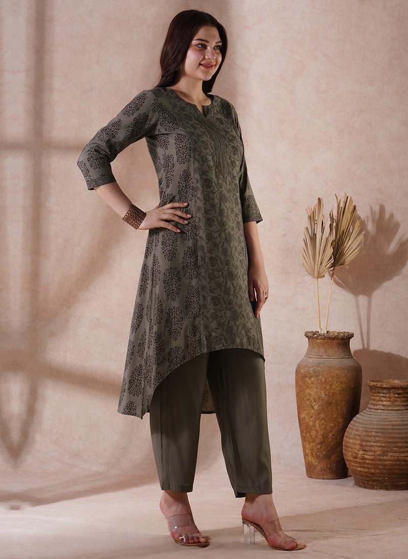 جلو باص طقم كورتا نسائي بنقشة زهور دائرية باللون الرمادي مع بنطلون - Image 3